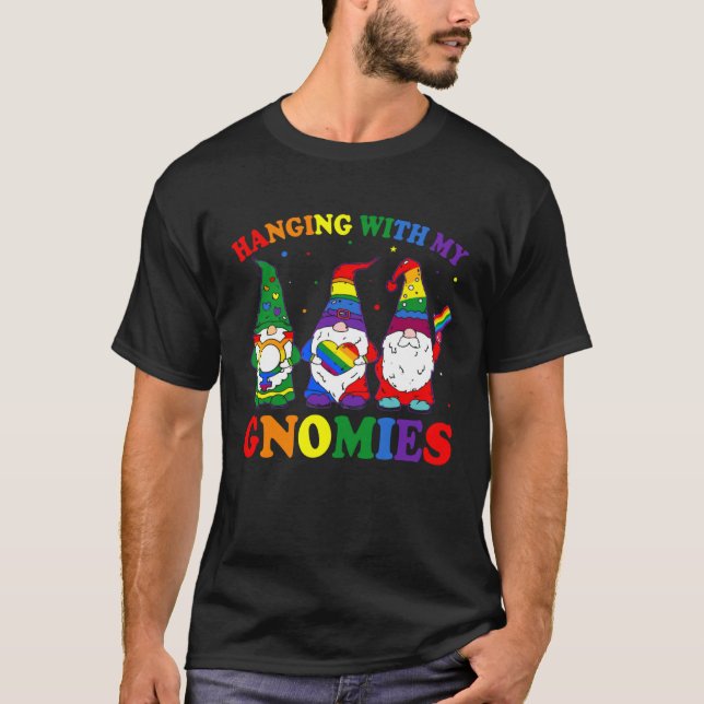 Camiseta LGBT Pride LGBTQ Rainbow Gnomies  Hanging with my  (Frente)