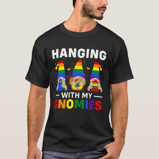 Camiseta LGBT Pride LGBTQ Rainbow Gnomies  Hanging with my  (Frente)