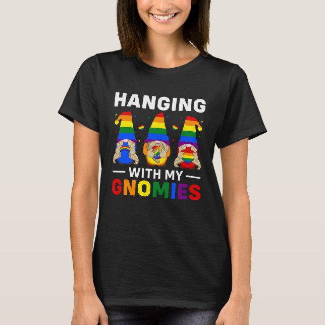 Camiseta LGBT Pride LGBTQ Rainbow Gnomies  Hanging with my  (Frente)