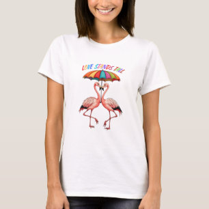 Camiseta LGBTQ flamingos agitados sob arco-íris