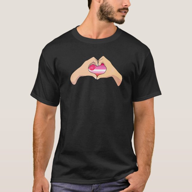 Camiseta Lgbtq Lipstick Pride Flag Sinal Hand Heart Sinal L (Frente)
