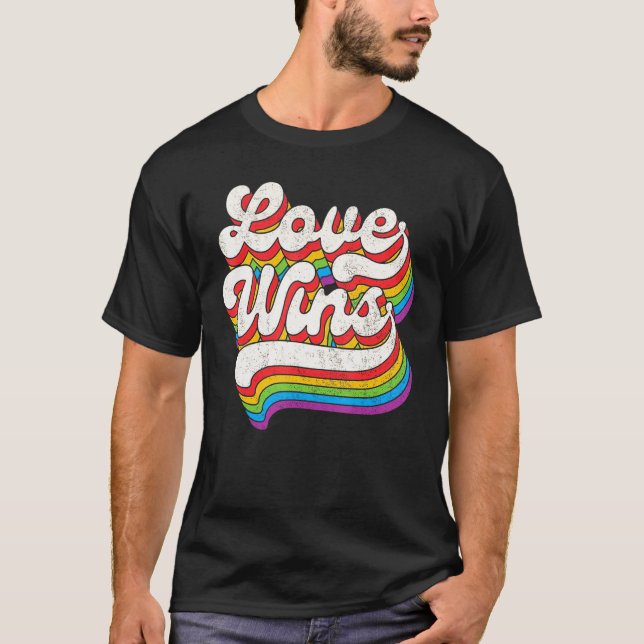 Camiseta LGBTQ Love Wins Gay Pride LGBT Rainbow Flag Retro  (Frente)
