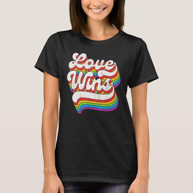 Camiseta LGBTQ Love Wins Gay Pride LGBT Rainbow Flag Retro  (Frente)