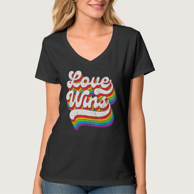 Camiseta LGBTQ Love Wins Gay Pride LGBT Rainbow Flag Retro  (Frente)