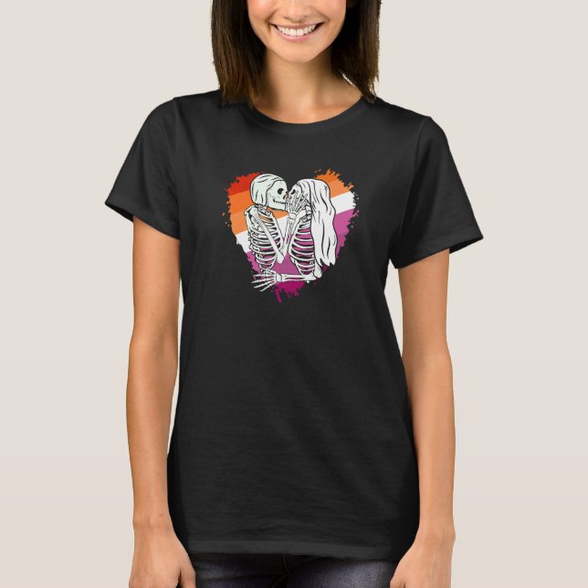 Camiseta LGBTQ Pride flag skeletons kissing a Lesbian skele (Frente)
