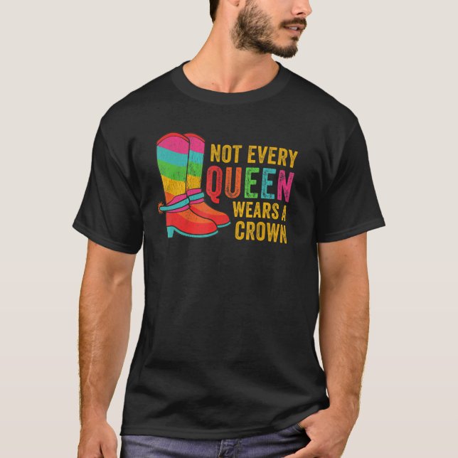Camiseta Lgbtq Rainbow Cowboy Boots Gay Não Cada Rainha Mem (Frente)