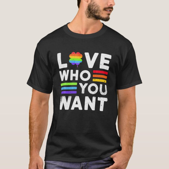 Camiseta LGBTQ Rainbow Shamrock ama quem você quer Rua Pa (Frente)