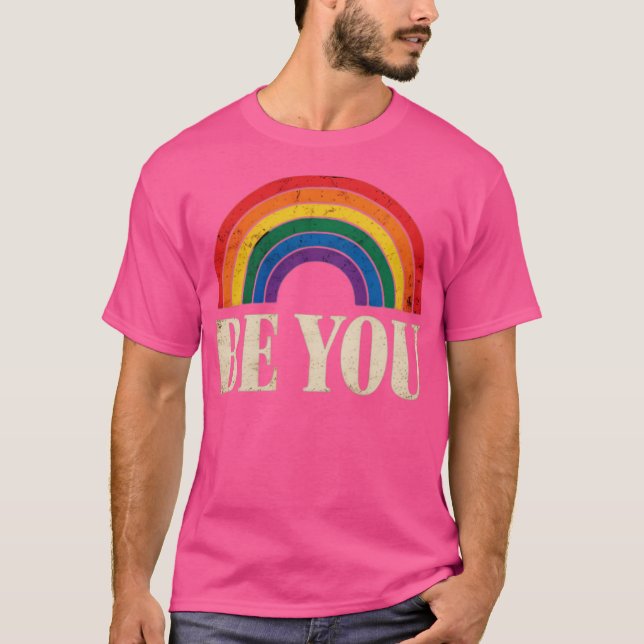 Camiseta LGBTQ Seja você Orgulho gay LGBT Ally Rainbow Flag (Frente)