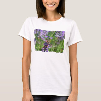 Camiseta Libélula no jardim da lavanda