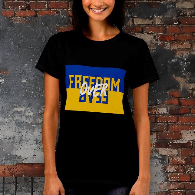 Camiseta Liberdade sobre o medo ajuda as mulheres da Ucrâni (Freedom Over Fear Black Womens TShirt. Support Ukraine. Slava Ukraini. Sunflowers for Ukraine.)