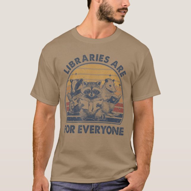 Camiseta Libraries Are For Everyone Racoon Read Banned Book (Frente)