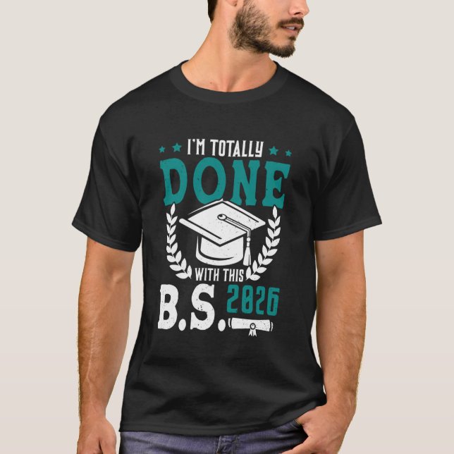 Camiseta Licenciatura Totalmente Feita B.S. 2026 Engraçado  (Frente)