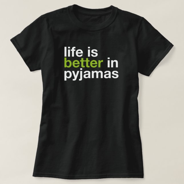 Camiseta Life is Better in Pyjamas - Minimal Typography Tee (Frente do Design)