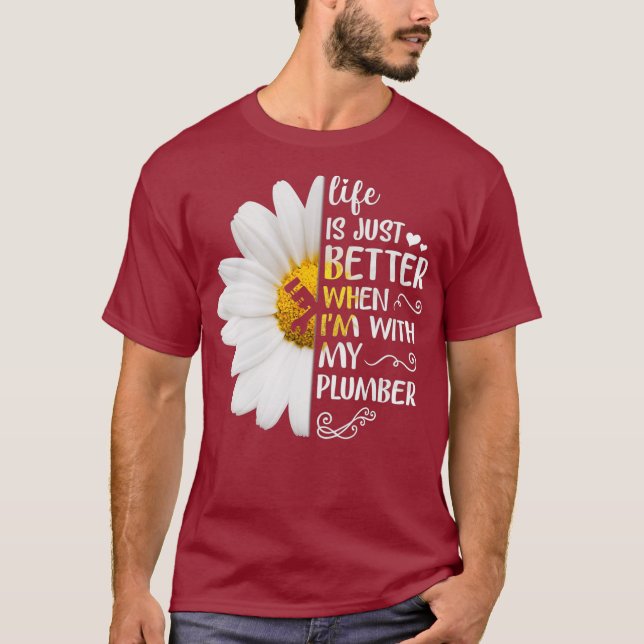 Camiseta Life Is Just Better When Im With My Plumber (Frente)