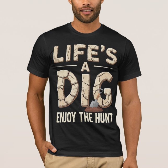 Camiseta Life’s A Dig, Enjoy The Hunt (Frente)