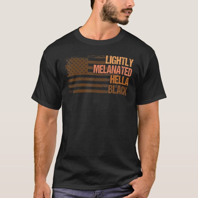 Camiseta Lightly Melanated Hella Black History Melanin Afri (Frente)