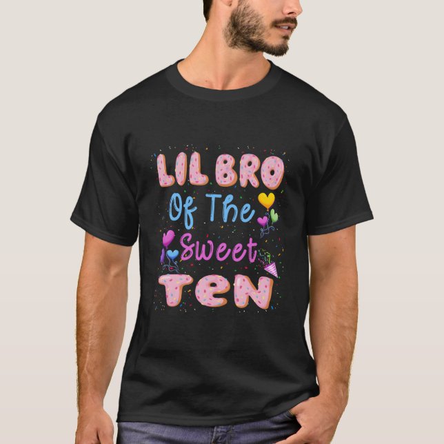 Camiseta Lil Bro Da Doce Dez Rosquinhas 10ª (Frente)