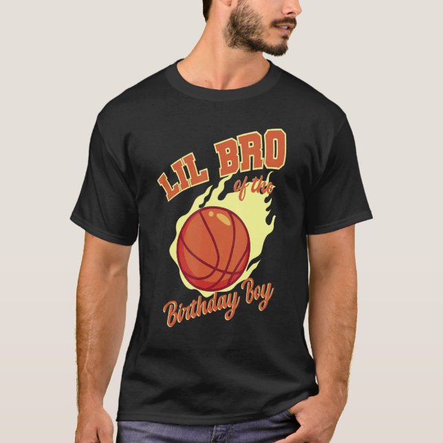 Camiseta Lil Bro Do Aniversário Da Família De Basquete (Frente)