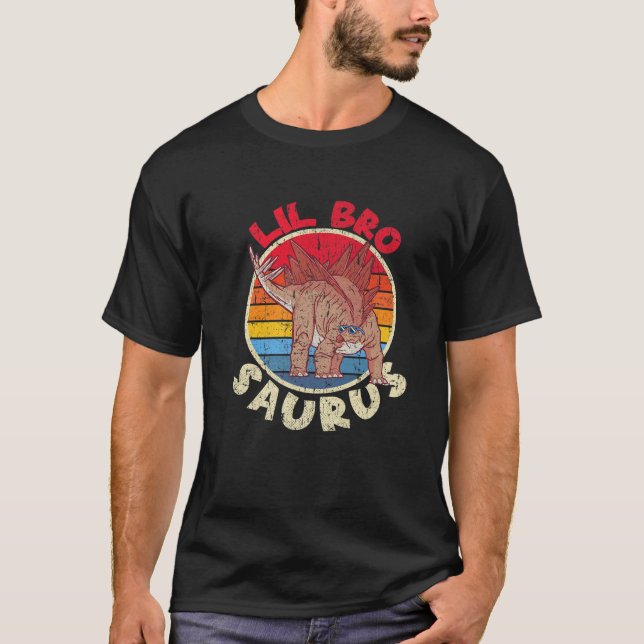 Camiseta Lil Bro Surus I Stegosaurus Stenops I Family Match (Frente)