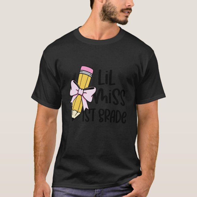 Camiseta Lil Miss Primeiro Grau Lápis com Laço de Volta à E (Frente)