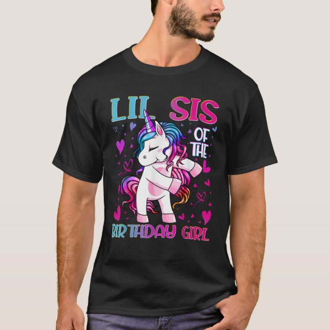 Camiseta Lil Sis da Garota de Aniversário Flagindo Unicórni (Frente)