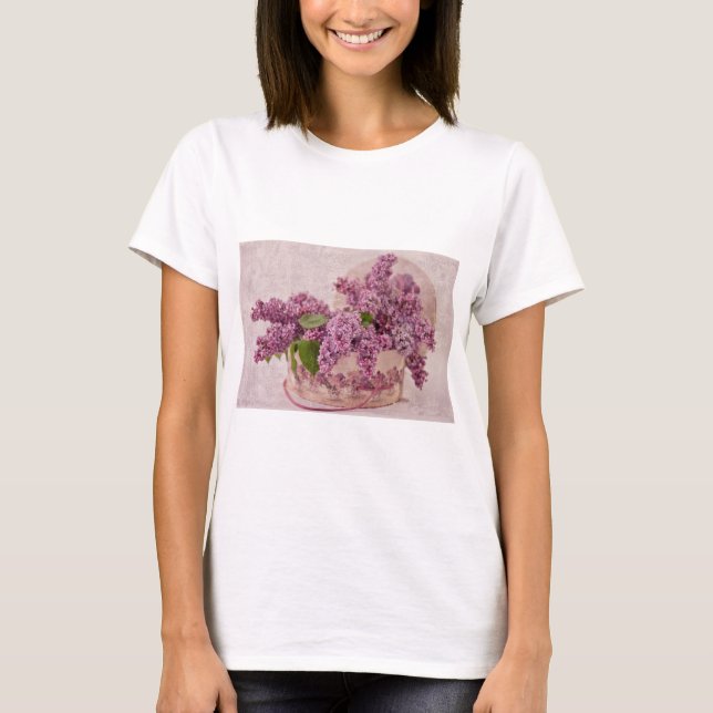 Camiseta Lilacs Em Uma Caixa De Chapéu Vitoriano (Frente)