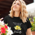 Camiseta Limões Limoncello, Script de Pincel Moderno, Preto<br><div class="desc">Limões De Cores Aquáticas Modernos De Pincel Quando A Vida Lhe Dá Limões Fazem Camisa-T Preta De Limoncello</div>