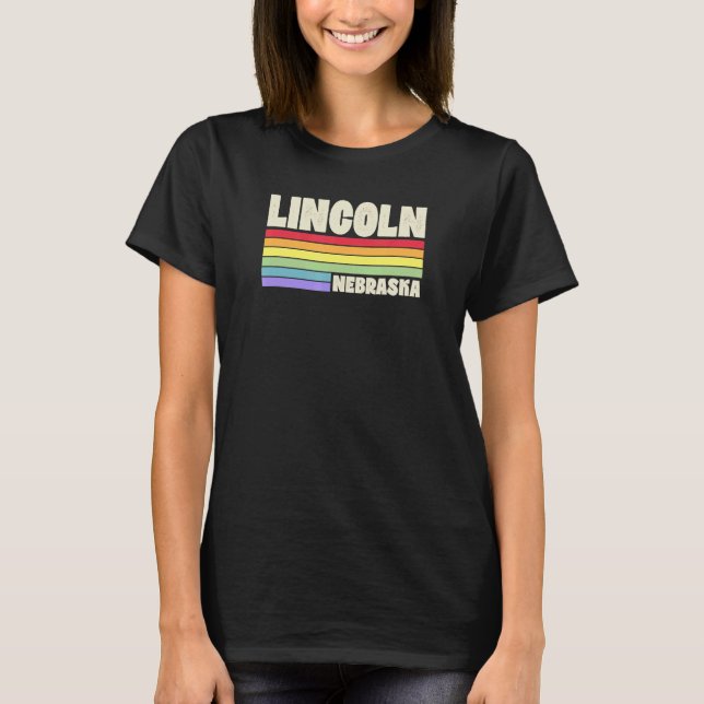 Camiseta Lincoln Nebraska Pride Rainbow Flag Orgulho gay Me (Frente)