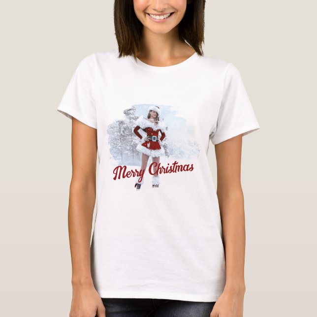 Camiseta Linda mulher de Natal sobre a neve do inverno (Frente)