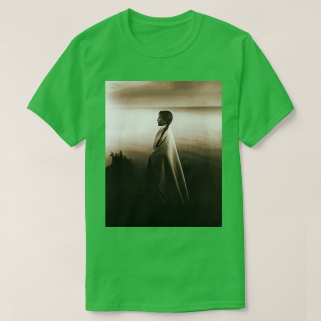 Camiseta Linda Ojibwe Girl por Roland W (Frente do Design)