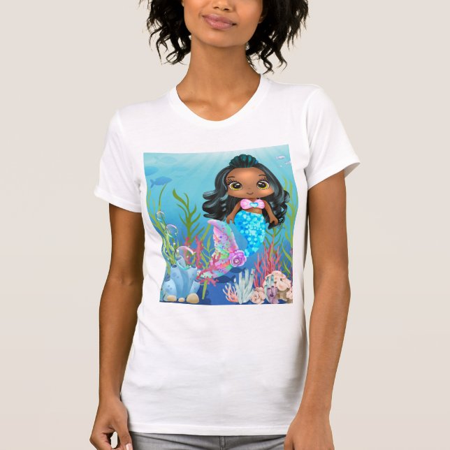 Camiseta Linda sereia negra tocando no mar (Frente)