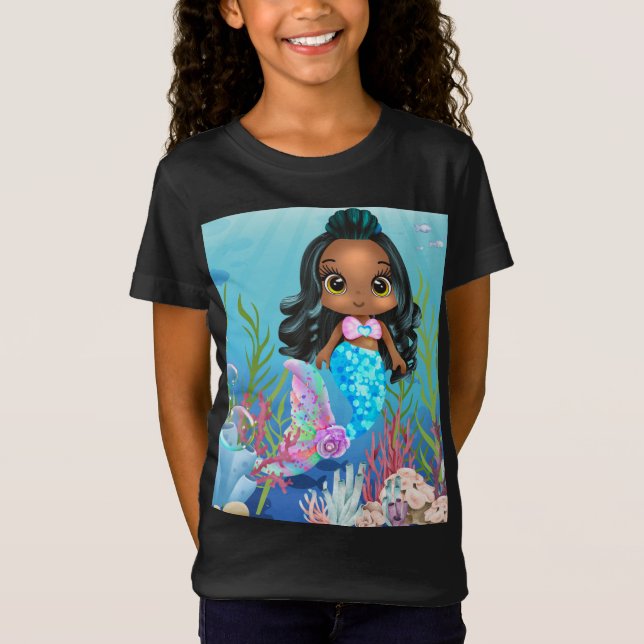 Camiseta Linda sereia negra tocando no mar (Frente)
