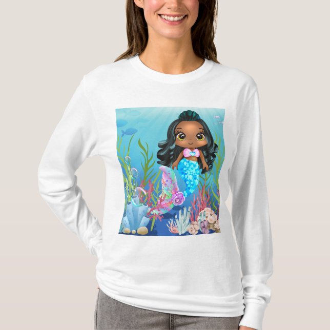 Camiseta Linda sereia negra tocando no mar (Frente)
