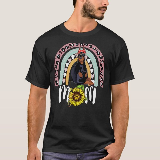 Camiseta Lindo Dobermann Arco-Íris Leopardo Mãe Dia das Mãe (Frente)