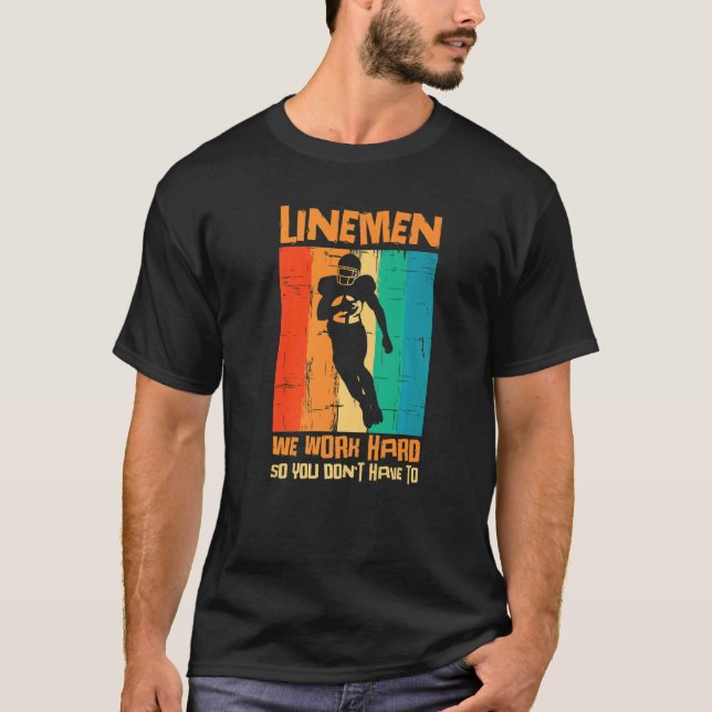 Camiseta Lineman We Work Hard So You Dont Have To American  (Frente)