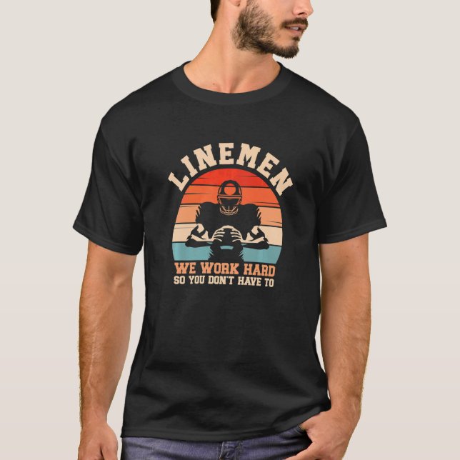 Camiseta Lineman We Work Hard So You Dont Have To American  (Frente)