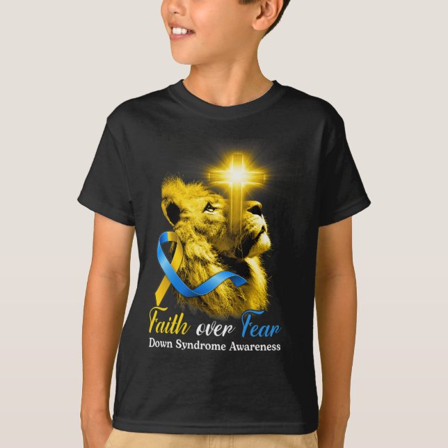 Camiseta Lion Cristão Cruza a Fé sobre a Síndrome do Medo (Frente)