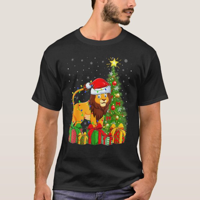 Camiseta Lion Lighting Xmas Tree Santa Hat Lion Christmas (Frente)