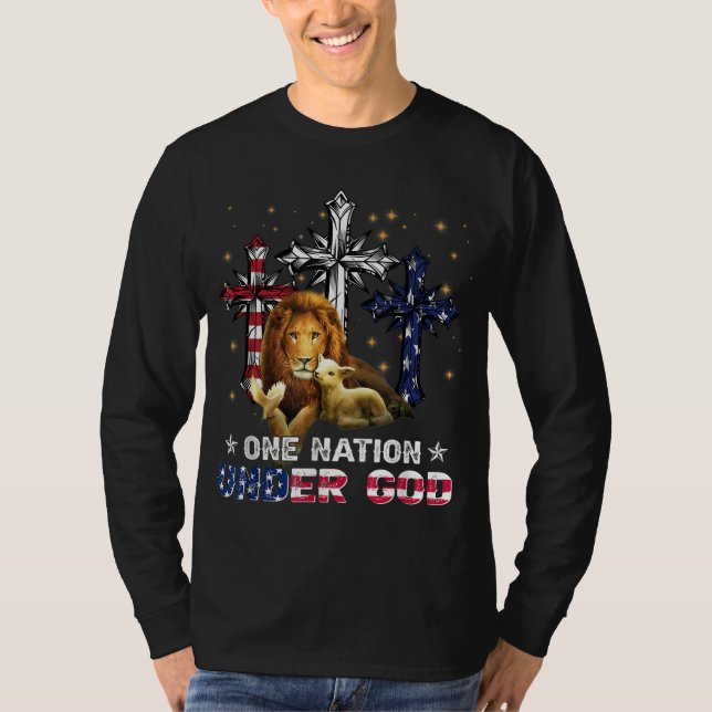 Camiseta Lion One Nation Sob a bandeira de Deus Cross Ameri (Frente)