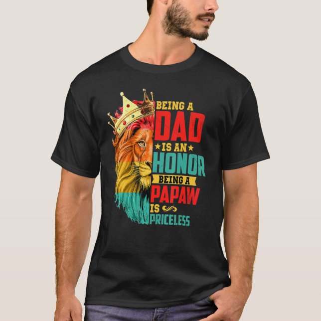 Camiseta Lion Ser Um Pai É Um Papá Honroso É Um Fa Sem Preç (Frente)