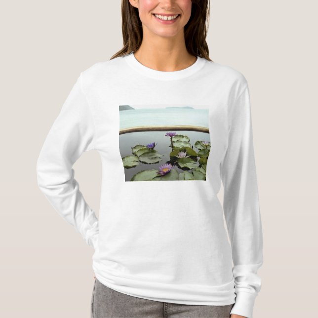 Camiseta Lírios de água na lagoa pelo oceano (Frente)
