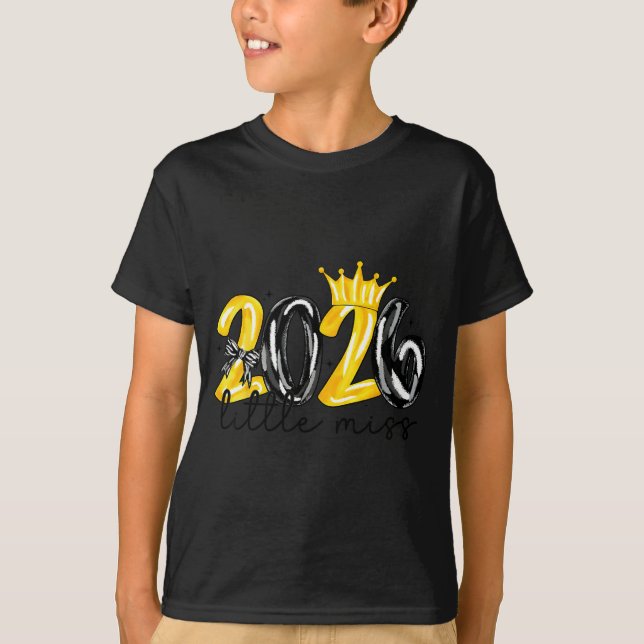 Camiseta Little Miss 2026 Coquette Bow Crown Happy New Year (Frente)