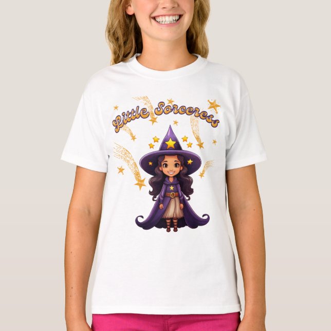 Camiseta Little Sorceress – Kids’ Halloween T-Shirt (Frente)