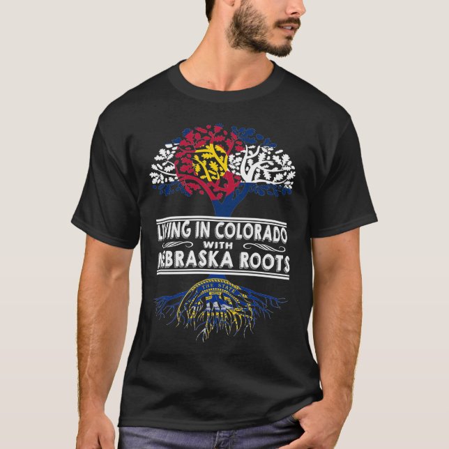 Camiseta Living in Colorado with Nebraska Roots (Frente)