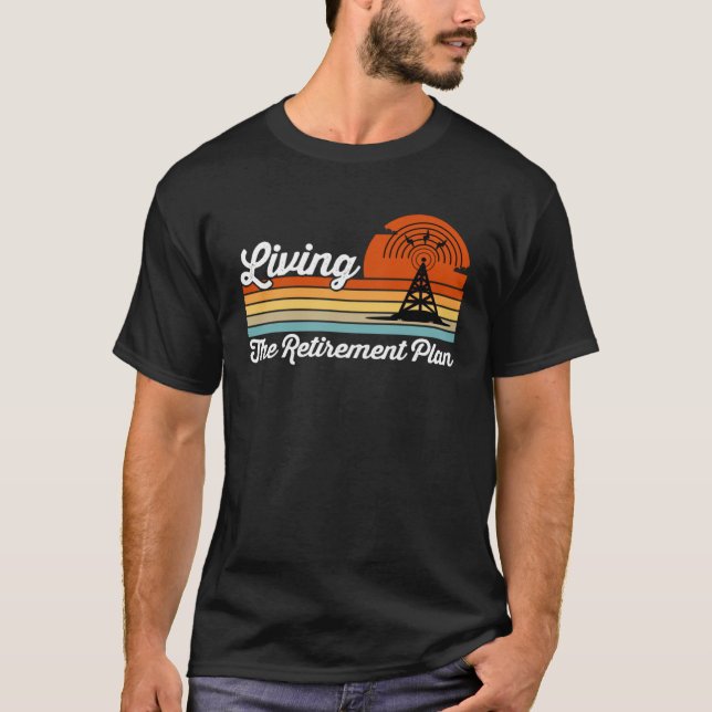 Camiseta Living The Retirement Plan Retired Amateur Radio O (Frente)