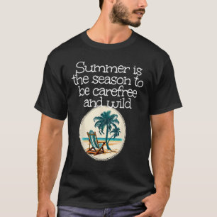 Camiseta Livre e selvagem no mar, com a cadeira em Palm Tre