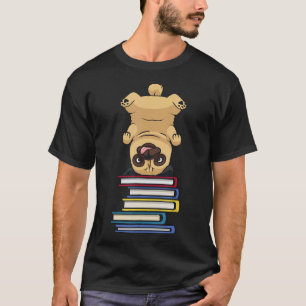 Camiseta Livro Escolar Pug em Equilíbrio Sobre Livros