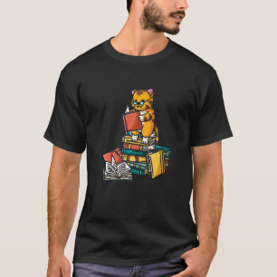 Camiseta Livro Gato Sentado Em Pilha De Livros Minhoca De