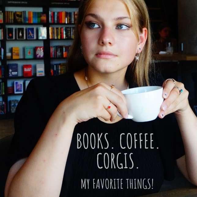 Camiseta Livros Café Corgis. Minhas Coisas Favoritas! (Books. Coffee. Corgis. My Favorite Things! Black t-shirt)