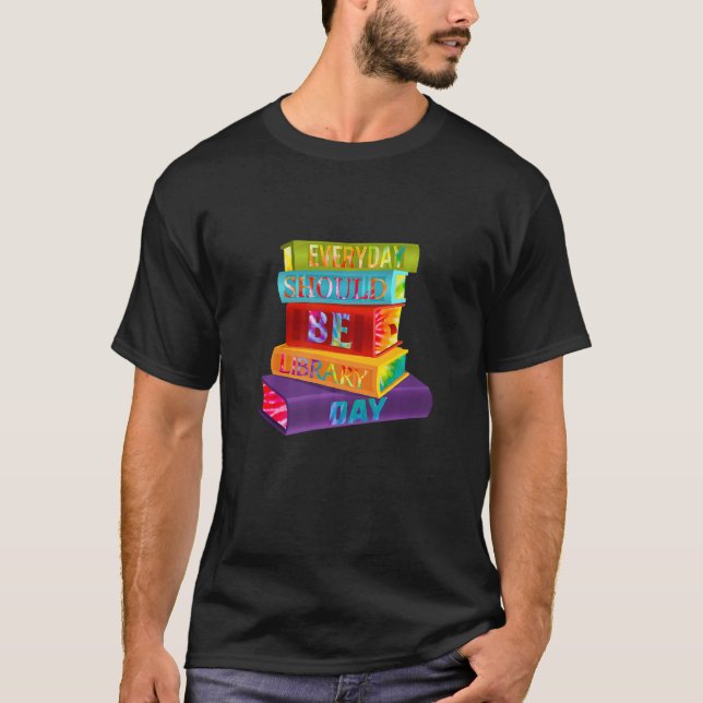 Camiseta Livros de Leitura do Caderno de Tiedye do Dia da B (Frente)
